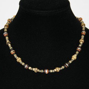 Beautiful vintage beaded necklace with silver accents 18"